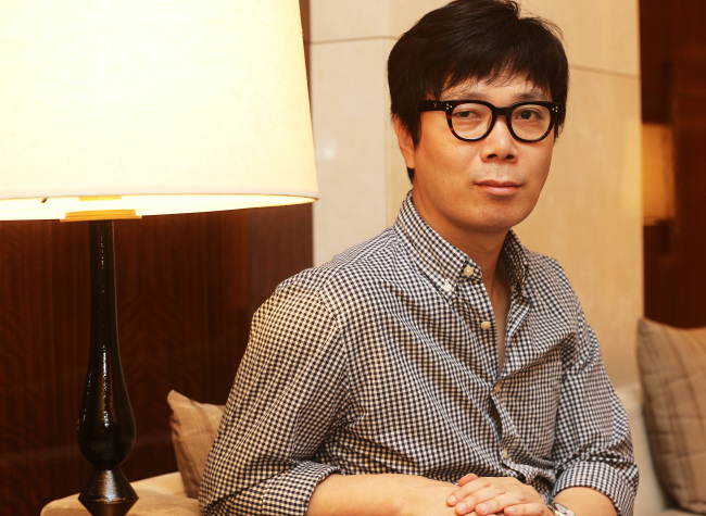 김영하(소설가)
Choreographer Hong Sung-yup’s recent piece “The Dog and the Shadow” was, in many ways, a dance about memories and how they shape us into who we are. Hong used feathers and tiny pieces of cotton and paper to symbolize one’s distant and fading memories ― light, insignificant, floating easily through the air.
