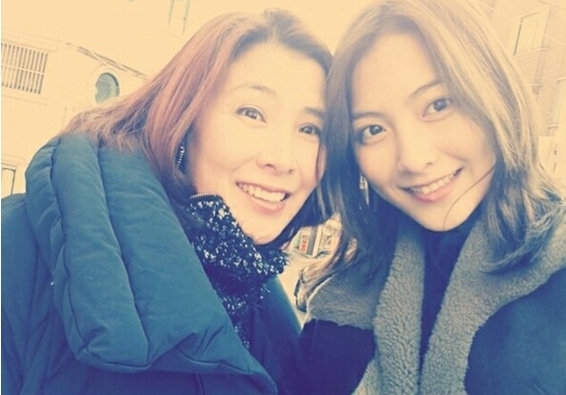 강지영(가수/카라)
지난 3월 1일 강지영은 트위터를 통해 “엄마어무이엄미 언니같죠?”라는 글과 함께 사진을 게재했다.