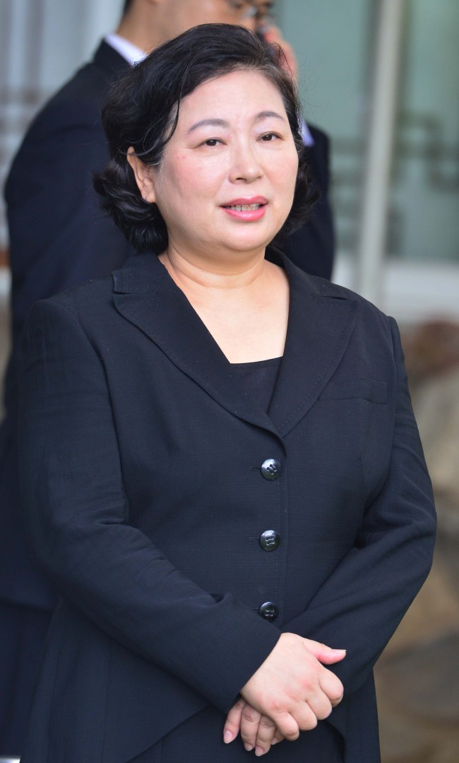 현정은 현대그룹회장이 2일 오전 경기도 하남시 창우동에 위치한 고 정몽헌 전 현대그룹 회장의 묘소를 참배하고 나와 쉬고 있다.<br />김명섭 기자 msiron@heraldcorp.com