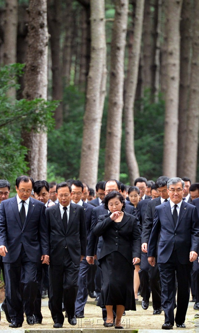 현정은 현대그룹회장이 2일 오전 경기도 하남시 창우동에 위치한 고 정몽헌 전 현대그룹 회장의 묘소를 참배하고 나오고 있다.<br />김명섭 기자 msiron@heraldcorp.com
현정은 현대그룹회장이 2일 오전 경기도 하남시 창우동에 위치한 고 정몽헌 전 현대그룹 회장의 묘소를 참배하고 나오고 있다.
김명섭 기자 msiron@heraldcorp.com
현정은(가운데) 현대그룹 회장이 2일 오전 경기도 하남시 창우동에 위치한 고 정몽헌 전 현대그룹 회장의 묘소를 참배하고 나오고 있다.  김명섭 기자/msiron@