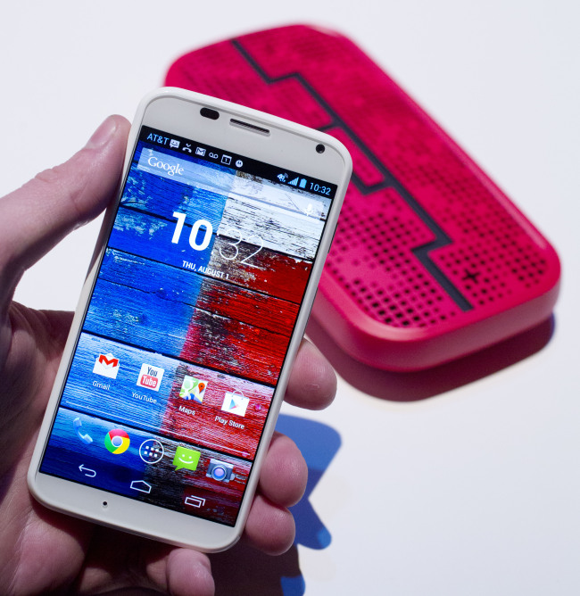 The Motorola Moto X smartphone, using Google’s Android software, is displayed at a press preview in New York on Thursday.   AP-Yonhap News