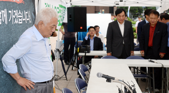DP leader Kim Han-gil attends a meeting at the makeshift headquarters in Seoul Plaza Friday.
Ahn Hoon/The Koea Herald