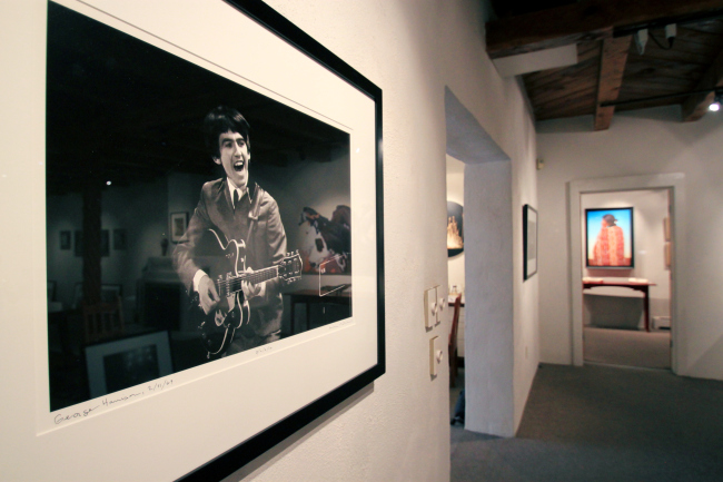 A photograph of George Harrison taken by Mike Mitchell during the Beatles’ first live U.S. concert hangs on the wall at the David Anthony Fine Art gallery in Taos, New Mexico.   AP-Yonhap News