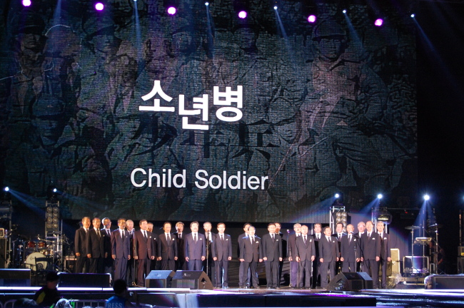 A choir of former child soldiers in the Korean War perform in the DMZ World Peace Concert at Imjingak in Paju, Gyeonggi Province, Saturday.   Yonhap News