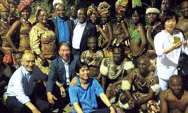 Kenyan Ambassador to Korea Ngovi Kitau (center) and members of the Safari Cats Dancers and Acrobats pose with Two Point staff, Ethiopian Ambassador Dibaba Abdeta (Kitau’s left) and Ghanaian Ambassador Margaret Clarke-Kwesie (Kitau’s right) in Anyang, Gyeonggi Province, on Wednesday. (Philip Iglauer/The Korea Herald)