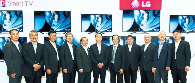 Envoys from Southeast Asian countries, top LG executives and ASEAN-Korea Centre chairman (fourth from left) pose for a group photo during a meeting at LG’s Seocho R&D campus in Seoul on Tuesday. (ASEAN-Korea Centre)