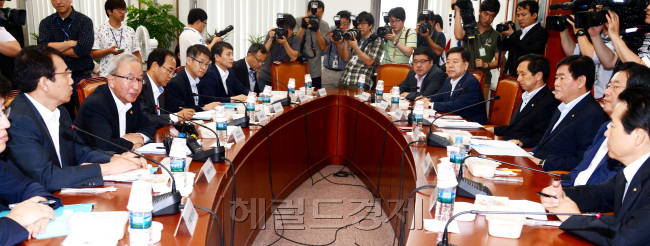 5일 오전 기획재정위원회는 국회에서 조세개혁소위원회를 열고 현오석 경제부총리에게 비과세, 감면제도 정비 방안에 대한 현안보고를 받고 있다. 박현구 기자phko@herldcorp.com
5일 오전 기획재정위원회는 국회에서 조세개혁소위원회를 열고 현오석 경제부총리에게 비과세, 감면제도 정비 방안에 대한 현안보고를 받고 있다. 박현구 기자phko@herldcorp.com
현오석 부총리 겸 기획재정부 장관 등 관련 직원이 5일 국회 새누리당 원내대표실에서 열린 세법 개정안 논의를 위한 당정 협의에서 최경환 원내대표의 발언을 꼼꼼히 메모하고 있다. 최 원내대표는 “중산층의 세 부담이 가중되는 세법 개정은 반대한다”고 밝혔다.  박현구 기자/phko@