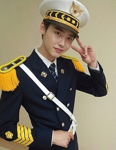 이종석(모델/탤런트)
이종석은 지난 3일 자신의 미투데이에 “수하야 수하야”라는 글과 함께 사진 한 장을 공개했다. 사진 속 이종석은 경찰제복을 입고 브이자를 그리며 카메라를 향해 미소짓고 있다. 지금까지 주로 선보인 교복 패션과는 또 다른 남성미 넘치는 모습이 눈길을 끈다.