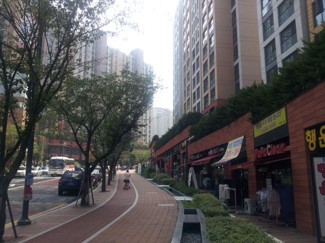 2008년 이후 수도권 주택시장의 하락세를 주도해왔던 용인, 성남, 과천 등 소위 ‘수도권 남부군’의 매맷값 낙폭이 올들어 둔화하는 모양새다. 그간 수도권 평균에 비해 몇 배 빠르게 집값이 내려갔던 지역들이라 ‘바닥론’을 점치는 분위기가 확산되고 있어서다. 사진은 올들어 소폭 오름세를 보이고 있는 용인의 한 아파트단지.