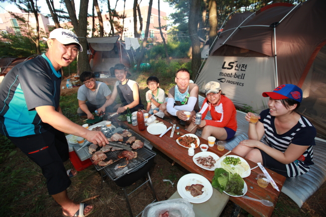 LS산전 임직원 가족이 5일 충남 보령의 대천해수욕장에서 캠핑과 저녁 만찬을 즐기고 있다.