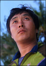 김병만(개그맨)
김병만<사진>이 2011년 10월 ‘정글의 법칙’ 첫 도전지인 아프리카 나미비아에 갔을 때만 해도 나무 타고 먹을 것을 구해 끼니를 해결하면 되는 것으로 생각했다. 하지만 프로그램이 큰 인기를 얻으면서 자신의 지명도도 한층 더 올라갔고 시청자의 기대치도 높아졌다. 게다가 아마존 편에서 생긴 진정성 논란으로 마음고생을 많이 했다.