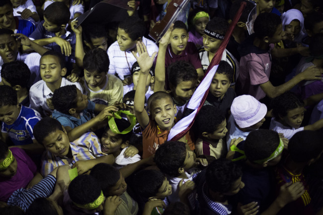 Egyptian children chant slogans against the Egyptian army during a protest supporting Egypt’s ousted President Mohammed Morsi near Cairo University in Giza, Egypt, Sunday.   AP-Yonhap News
