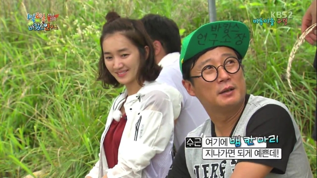 수애(박수애/영화배우/탤런트),이수근(개그맨/MC)
예능 프로그램에서 좀처럼 얼굴을 볼 기회가 없었던 수애는 이날 깜찍한 헤어스타일과 패션으로 시청자들의 이목을 사로잡았다. 짧은 건빵 팬츠에 캐주얼한 점퍼와 옐로우 컬러가 포인트로 가미된 운동화로 스타일을 살리면서 활동성을 강조한 패션을 선보였다. 평소 지적인 룩을 주로 입어왔던 터라 그의 내추럴하고 감각적인 여행패션 변신이 자연 속 분위기와 잘 어우러졌다는 평이다.