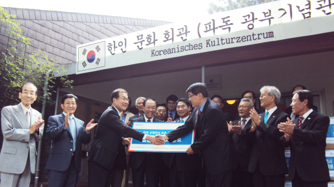 <YONHAP PHOTO-0350> KOTRA, 파독 근로자에 보은물품 전달 (서울=연합뉴스) KOTRA 유럽지역본부 정종태 본부장(왼쪽 세번째)이 3일(현지시각) 독일 에센 광부기념관(한인문화회관)에서 파독산업전사 세계총연합회 고창운 회장에게 파독전사 보은 물품을 전달하고 있다. 왼쪽 네번째부터 황우여 대표, 주독일대사관 김재신 대사, 파독산업전사 세계총연합회 고창운 회장. 2013.8.4 << KOTRA >> photo@yna.co.kr/2013-08-04 11:15:23/ <저작권자 ⓒ 1980-2013 ㈜연합뉴스. 무단 전재 재배포 금지.>
Chung Jong-tae (third from left), president of KOTRA Europe, shakes hands with Ko Chang-won, president of the World Federation of Korean Guest-Workers in Germany, in a donation ceremony at the Korean Cultural Center in Essen, Germany, Sunday.   KOTRA
Chung Jong-tae (third from left), president of KOTRA Europe, shakes hands with Ko Chang-won, president of the World Federation of Korean Guest-Workers in Germany, in a donation ceremony at the Korean Cultural Center in Essen, Germany, Sunday.   KOTRA
Chung Jong-tae (third from left), president of KOTRA Europe, shakes hands with Ko Chang-won, president of the World Federation of Korean Guest-Workers in Germany, in a donation ceremony at the Korean Cultural Center in Essen, Germany, Sunday.   KOTRA