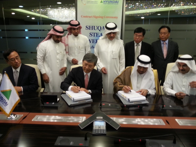 Hyundai Heavy Industries CEO Lee Jae-seong (second from left) signs a $3.3 billion plant deal in Riyadh on Sunday with Saudi Electricity Company chairman Saleh bin Hussein Al Awaji (third from left) to build a thermal build power plant near the Red Sea by 2017.   HHI