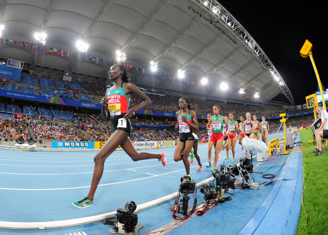 Athletes compete in the women’s 10,000 meters at the 2011 World Championships in Daegu. Park Hae-mook/The Korea Herald