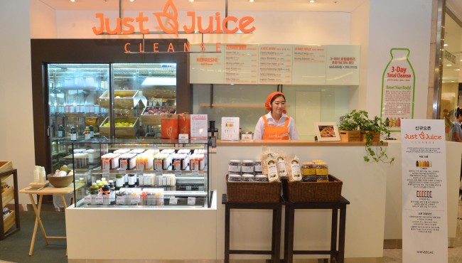 저스트주스 도곡동매장.<br />이상섭 기자. babtong@heraldcorp.com 2013.08.05
The Herald Ecofarm Just Juice Cleanse bar that opened at the Shinsegae Star Super in Dogok-dong, Seoul, Monday.   Lee Sang-sub/The Korea Herald