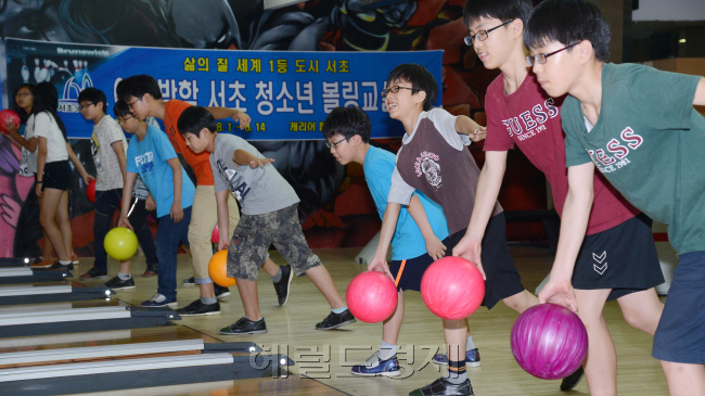 서초구 여름방학 청소년 볼링교실  서초구는 여름방학을 맞아 청소년들에게 건전한 취미생활과 여가선용의 기회를 제공하고자 청소년 볼링교실을 지난 8월 1일 부터 개강하여 운영하고 있다. 5일 오후 관내 초등.중학교 학생들이 서초동 소재 캐리어 볼링장에서 전문 강사의 지도아래 볼링을 배우고 있다. 이 볼링교실은 오는 14일까지 10일간 오후 2시부터 4시까지 운영된다./안훈기자 rosedale@ 2013.08.05
서초구 여름방학 청소년 볼링교실  서초구는 여름방학을 맞아 청소년들에게 건전한 취미생활과 여가선용의 기회를 제공하고자 청소년 볼링교실을 지난 8월 1일 부터 개강하여 운영하고 있다. 5일 오후 관내 초등.중학교 학생들이 서초동 소재 캐리어 볼링장에서 전문 강사의 지도아래 볼링을 배우고 있다. 이 볼링교실은 오는 14일까지 10일간 오후 2시부터 4시까지 운영된다./안훈기자 rosedale@ 2013.08.05