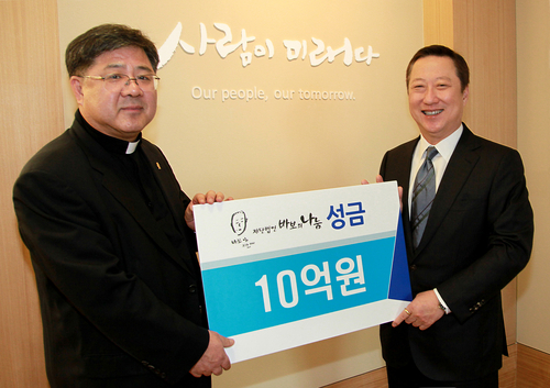 조규만(주교/천주교서울대교구대리주교),박용만(기업인/두산그룹회장)
박용만 두산그룹 회장이 지난 3월 조규만 재단법인 ‘바보의 나눔’ 이사장에게 성금 10억원을 전달하고 있다. 박 회장은 지난해부터 2년 동안 바보의나눔에 성금 20억원을 기부했다.  [사진제공=두산그룹]