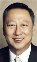 박용만(기업인/두산그룹회장)
6일 오후 서울 잠실구장에서 열리는 프로야구 두산베어스와 넥센히어로즈의 경기에 천주교 사제가 시구자로 등장한다.