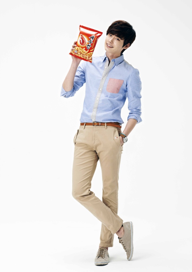 이종석(모델/탤런트)
인기드라마 ‘너의 목소리가 들려'에 열연한 배우 이종석 효과로 농심의 대표 과자 ‘새우깡’ 매출이 두 자릿수 증가세를 보이는 걸로 조사됐다. 장수 상품이 이런 매출 상승세를 보이는 건 이례적인 것으로 업계에선 보고 있다.