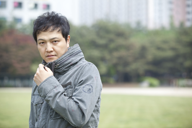 정웅인(영화배우/탤런트)
막차로 탄 캐스팅에서 큰 ‘한 방’을 날렸다. 기사 한 건에 댓글 1000여개는 기본. 인터넷에선 ‘민준국 플레이어’가 무한재생된다. 드라마의 스포일러가 돌았을 때도 네티즌들은 “민준국이 죽일 거야”라고 엄포를 놓았다. 패러디도 쏟아졌다.