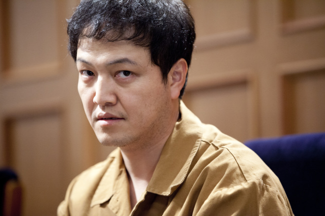 정웅인(영화배우/탤런트)
막차로 탄 캐스팅에서 큰 ‘한 방’을 날렸다. 기사 한 건에 댓글 1000여개는 기본. 인터넷에선 ‘민준국 플레이어’가 무한재생된다. 드라마의 스포일러가 돌았을 때도 네티즌들은 “민준국이 죽일 거야”라고 엄포를 놓았다. 패러디도 쏟아졌다.
