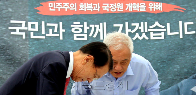 김기춘 청와대 비서실장이 임명 첫날인 5일 서울광장에서 장외투쟁 중인 민주당 김한길 대표를 만나고 있다. 박현구 기자phko@heraldcorp.com
김기춘 청와대 비서실장이 임명 첫날인 5일 서울광장에서 장외투쟁 중인 민주당 김한길 대표를 만나고 있다. 박현구 기자phko@heraldcorp.com