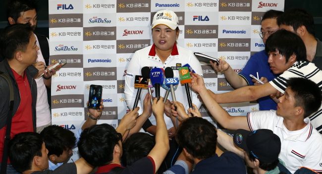박인비(골퍼/KB금융그룹)
Korea’s Park In-bee speaks to reporters at Incheon International Airport on Tuesday.   Yonhap News
