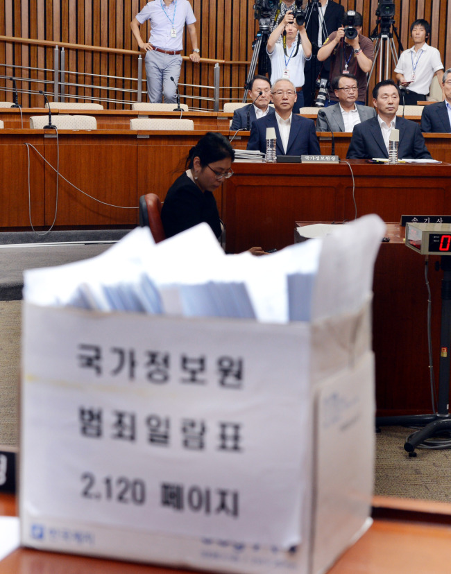 남재준 국정원장(앞줄 왼쪽)이 5일 국회에서 열린 국정원 국조특위 기관보고에 관계자들과 참석해 신기남 위원장의 모두발언을 듣고 있다. 박현구 기자phko@heraldcorp.com