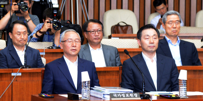 남재준 국정원장을 비롯한 국정원 관계자들이 5일 국회에서 예정된 국정원 국조특위 기관보고의 개회를 기다리고 있다. 이헌수 기조실장(왼쪽부터), 남재준 원장, 한기범 1차장, 서천호 2차장, 김규석 3차장. 박현구 기자phko@heraldcorp.com