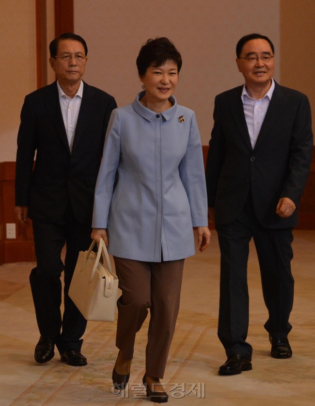 박근혜대통령이 6일 오전 청와대에서 국무회의를 열기위해 회의장으로 입장하고있다.<br />정희조 기자 checho@heraldcorp.com