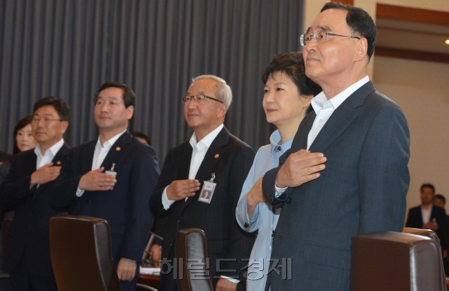 청와대에서 국무회의<br />정희조 기자 checho@heraldcorp.com
청와대에서 국무회의
정희조 기자 checho@heraldcorp.com
6일 국무회의의 각오는 남달랐다. 박근혜 대통령이 취임 162일에 대한 반성과 경고의 의미로 청와대 비서진을 파격적으로 개편한 후 처음 열린 이날 국무회의에서 참석자들의 표정에는 긴장감이 역력했다. 정희조 기자