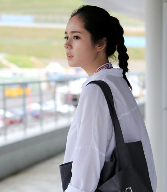 한가인(김현주/탤런트/영화배우)
최근 한 온라인 커뮤니티에는 ‘연정훈 페라리 챌린지 레이스 응원 온 한가인’이라는 제목으로 사진 여러 장이 공개됐다. 사진 속 한가인은 흰 셔츠를 입고 에코백을 어깨에 맨 모습으로 어딘가를 바라보고 있다. 머리를 땋아서 올려 묶은 모습으로 한층 어려보이는 스타일을 연출한 가운데, 여전한 도자기 피부와 또렷한 이목구비가 눈길을 끈다.