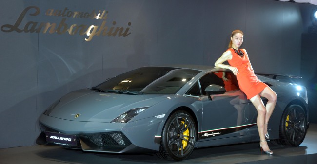 Lamborghini Seoul on Tuesday unveiled the Gallardo LP570-4 Superleggera Edizione Tecnica, a “super car” with a V10 engine and horsepower of 570. It‘s scheduled to race in the 2013 Lamborghini Blancpain Super Trofeo Asia at the Inje circuit over this weekend.   Kim Myung-sub/The Korea Herald