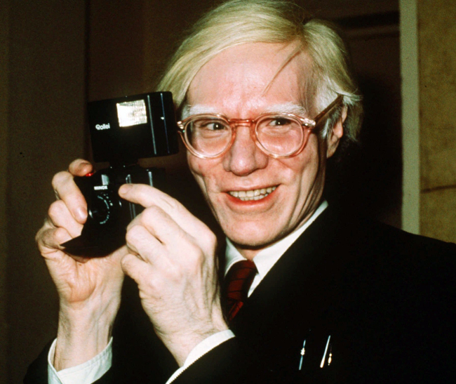 <YONHAP PHOTO-0134> FILE - In this 1976 file photo, pop artist Andy Warhol smiles in New York. The Andy Warhol Museum is launching a live video feed from the pop artist?s gravesite to honor his 85th birthday. Warhol?s 85th birthday would have been Tuesday, Aug. 6, 2013. Warhol died in 1987. (AP Photo/Richard Drew, File)/2013-08-06 06:43:20/ <저작권자 ⓒ 1980-2013 ㈜연합뉴스. 무단 전재 재배포 금지.>
In this 1976 file photo, pop artist Andy Warhol smiles in New York. AP-Yonhap News