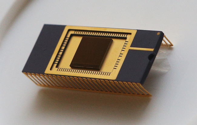Samsung Electronics unveils the industry’s first 128-gigabit 3-D vertical NAND flash memory on Tuesday.   Yonhap News