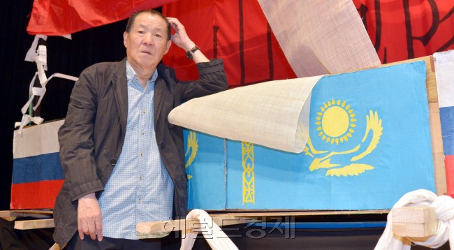 오태석 연출가<br />김명섭 기자 msiron@heraldcorp.com
오태석 연출가
김명섭 기자 msiron@heraldcorp.com
오태석 연출가
김명섭 기자 msiron@heraldcorp.com
