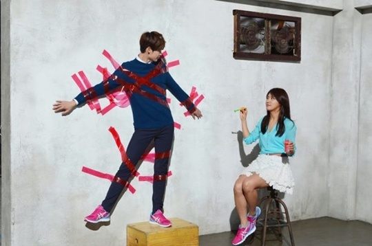 이종석(모델/탤런트),하지원(영화배우/탤런트)
6일 스포츠웨어 브랜드인 아식스의 공식 페이스북에는 이종석과 하지원이 함께한 광고 촬영 현장 스케치컷이 게재됐다.