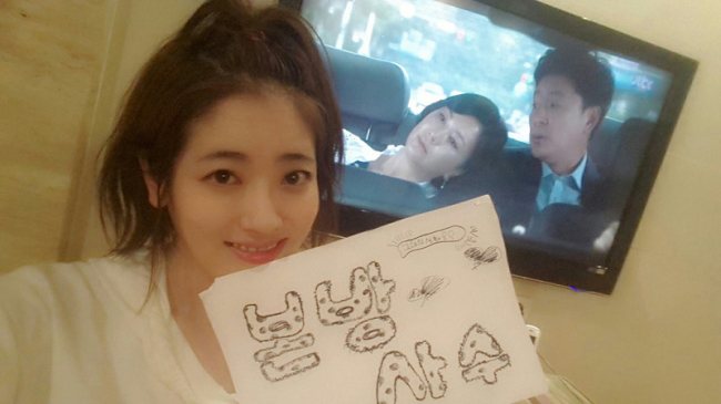 최정민(푸드스타일리스트/서울호서전문학교특임교수)
푸드 스타일리스트 최정민이 언니 최정원을 위해 본방사수 응원 인증샷을 트위터에 공개해 화제다.