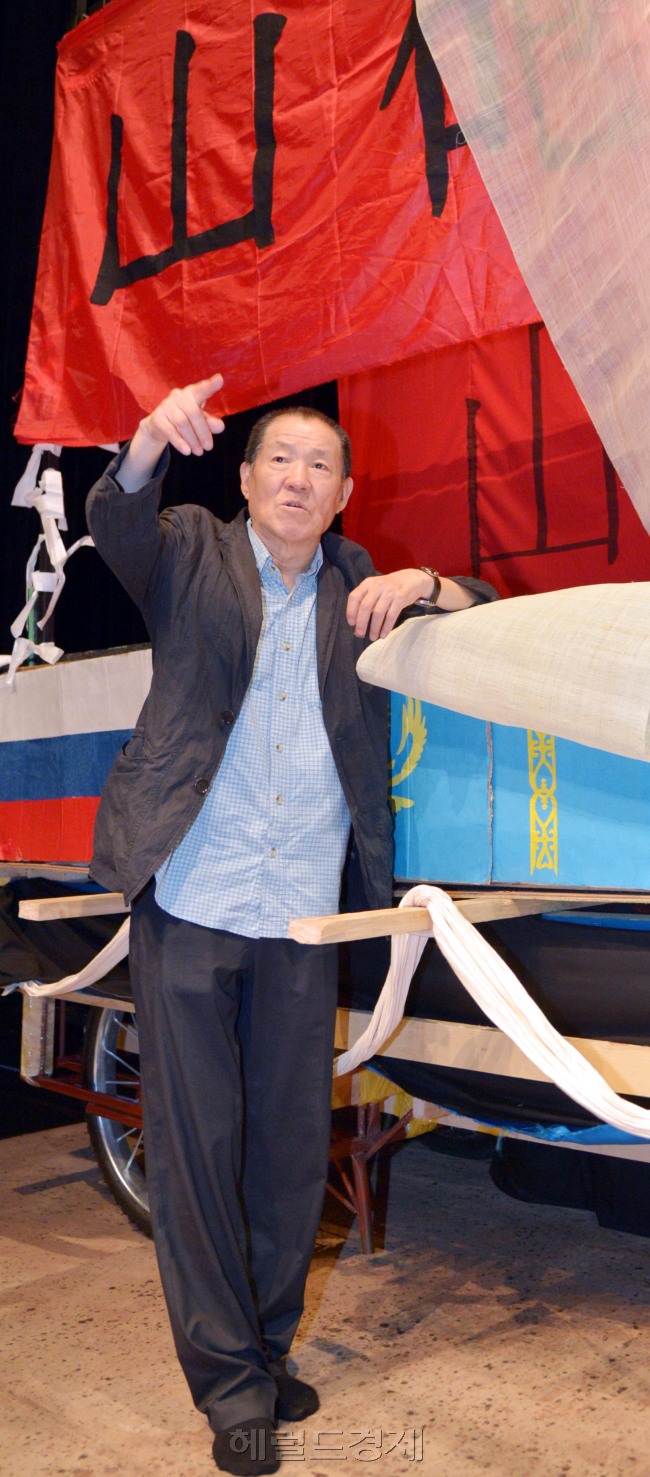 오태석 연출가<br />김명섭 기자 msiron@heraldcorp.com
오태석 연출가
김명섭 기자 msiron@heraldcorp.com
오태석 연출가
김명섭 기자 msiron@heraldcorp.com
오태석 연출가
김명섭 기자 msiron@heraldcorp.com
