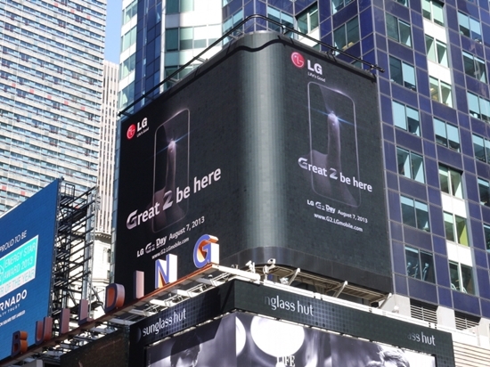 7일 미국 뉴욕에서 열리는 'LG G2 미디어데이'를 앞두고 타임스퀘어 전광판에 홍보하는 모습 (LG전자)