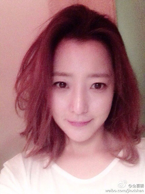 김희선(탤런트/영화배우)
김희선은 6일 중국판 트위터인 웨이보를 통해 “아침에 일어나서…민망한 쌩얼이지만. 여러분 오랜만이에요. 반가워요”라는 글과 함께 한 장의 사진을 게재했다.