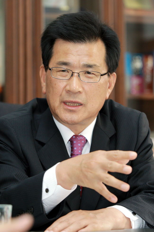 이시종(광역단체장/전국회의원/충청북도도지사)
충청북도(도지사 이시종·사진)는 사회적기업 육성시책 관련 지원 대상 기업들이 최근 3년간 평균매출액면에서 50% 가량 증가하는등 가시적인 성과를 거두고 있는 것으로 나타났다고 6일 밝혔다.