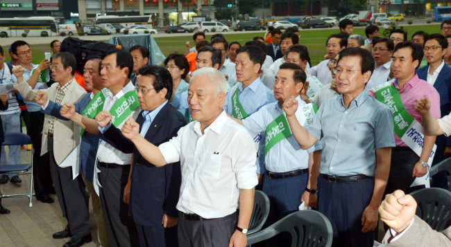 김한길(국회의원/민주당당대표)
Democratic Party officials including Chairman Kim Han-gil (right, front row) continue their outdoor rally at Seoul Plaza on Tuesday against what they call the ruling party’s sabotage of a parliamentary investigation into the National Intelligence Service. (Kim Myung-sub/The Korea Herald)
