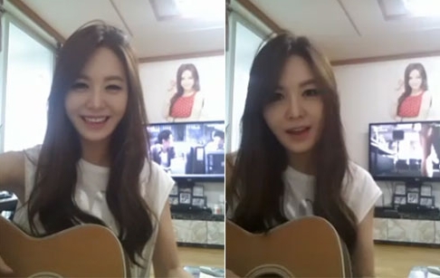 강예빈(강정미/탤런트)
강예빈은 6일 미투데이에 “오늘같이 비 오는 날 듣기 좋은 노래 기타로 쳐봤어요. 사랑하는 사람들과 퇴근 후 맥주 한 잔 좋을 거 같은 날이네요”라며 짧은 영상을 공개했다.