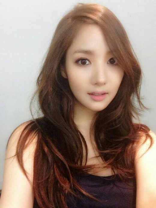박민영(탤런트/영화배우)
박민영은 지난 6일 자신의 트위터에 “촬영 중이에요. 오늘 날씨 너무너무 더워요”라는 글과 함께 한 장의 사진을 공개했다.