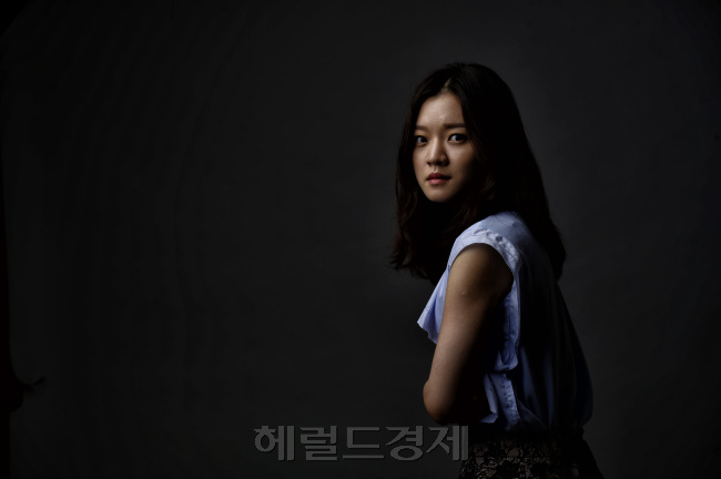 영화 '설국열차' 배우 고아성. 박해묵 기자/mook@heraldcorp.com
영화 '설국열차' 배우 고아성. 박해묵 기자/mook@heraldcorp.com
‘괴물’에서 소녀였던 고아성이 21세의 어엿한 여배우로 봉준호 감독, 송강호와 다시 한번 만나 대작 ‘설국열차’를 찍었다. 박해묵 기자/mook@
