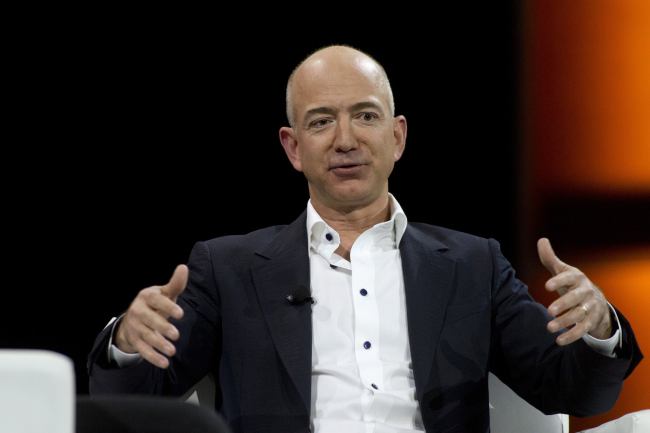 제프베조스(JeffBezos/기업인/아마존닷컴대표이사)
미국 유력 일간지 워싱턴포스트(WP)를 인수한 아마존닷컴 창업자 겸 최고경영자(CEO) 제프 베조스(49)의 행보가 연일 주목을 끌고 있다. 6일 유력 언론 인수를 발표한 데 이어 이번엔 고가 미술품 시장에 진출할 채비를 마쳤다.