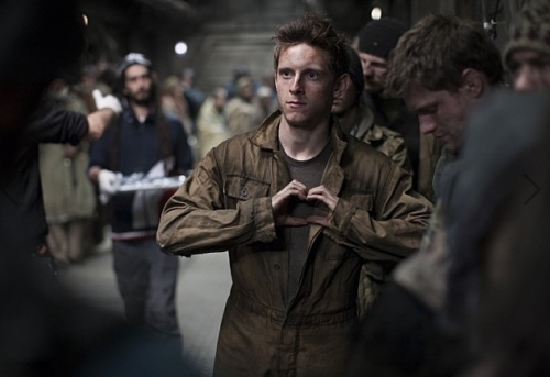 제이미벨(JamieBell/영화배우)
‘설국열차’에 등장하는 ‘단백질 블록’이 전통 간식 양갱과 비슷한 모습으로 화제를 모은 가운데 봉준호 감독은 최근 한 매체와의 인터뷰에서 양갱의 정체를 설명했다.